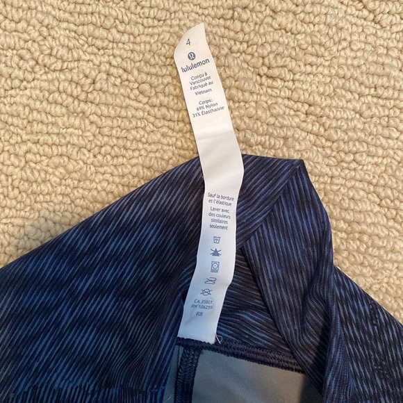 Lululemon size 4 dark Blue and black Patterned Leggings - Picture 3 of 8